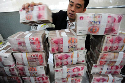 如何处理他人拖欠的两万元债务问题